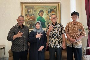 Mantan Menkes Prof Dr.dr Siti Fadilah Supari  Terima Sri Eko Galgendu